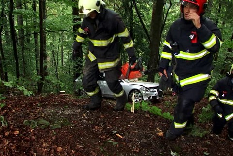 [multi] Na priechode Šutec havarovalo auto. Šmýkalo sa a skončilo v lese 10880