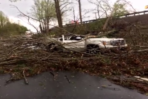 sanitka uprostred tornáda 