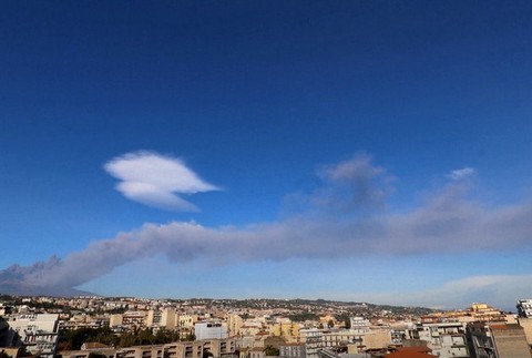 Sopka Etna sa prebudila k životu. Spôsobila viac ako stovku otrasov