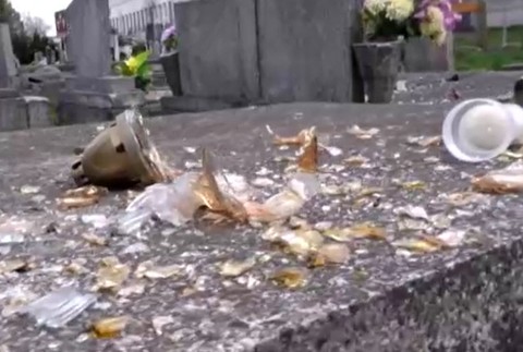 Cintorín v Medzilaborciach zdevastovali malé deti.
