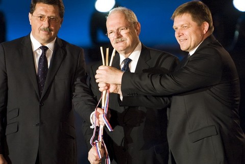 socha Svatopluka Paska, Fico a Gasparovic