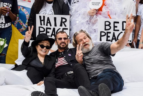 Jeff Bridges s Yoko Ono a Ringo Star