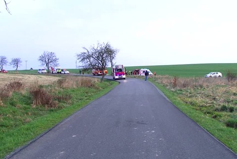 Mrazivý pohľad na auto po náraze do stromu. Polícia už pozná príčinu nehody