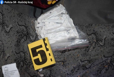 Polícia obvinila troch dílerov, ktorí predávali nebezpečnú drogu herba za dve eurá 