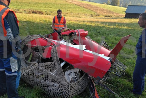 Odvážanie trosiek zrúteného záchranárskeho vrtuľníka
