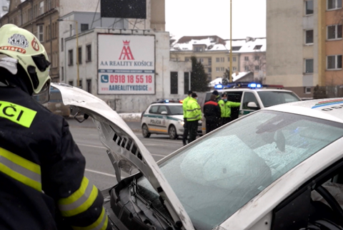 Po vážnej nehode policajnej hliadky odviezli do nemocnice policajta 