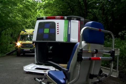 [multi] Pri Žiari nad Hronom sa prevrátila sanitka. Sedelo v nej päť pacientov 1676