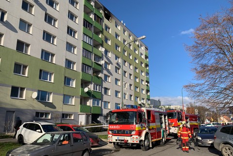 Zásah hasičov v bratislavskej Vrakuni. V byte vypukol požiar