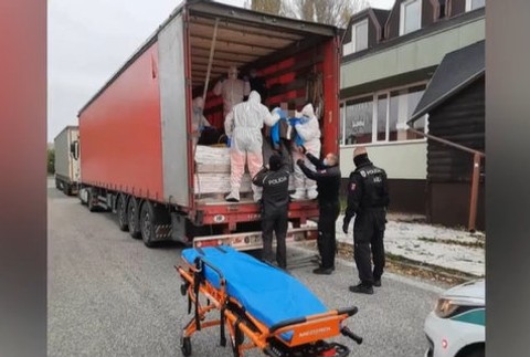 Policajti zadržali nelegálnych migrantov. 