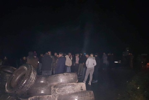 Pred ukrajinskou hranicou zablokovali cestu. Ľudia protestujú, za autá platiť nechcú