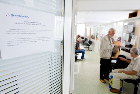 Sociálna poisťovňa ľudia ceduľka, ilustračné foto