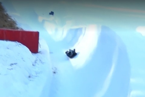 Videli ste už preteky na tobogánoch? Súťažiaci sa rútia rýchlosťou až 100 km/h