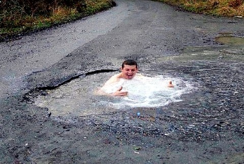 chlapec sa kúpe vo výtlku