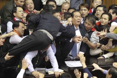 Taiwanskí poslanci zápasia