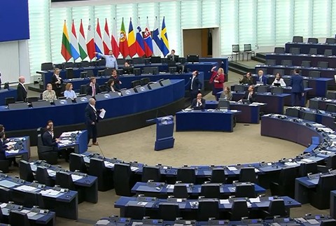 Radačovský vypustil holubicu mieru (1)