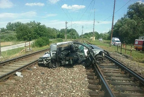 Zrážka rýchlika s autom na železničnom priecestí pri Leviciach