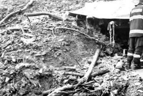 Banskí záchranári vyťahujú z bývalej banskej šachty telá dvoch mužov.