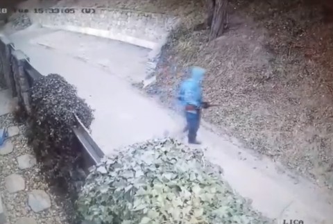 VIDEO: Neznámy muž sa prechádzal so zbraňou v ruke po Bratislave