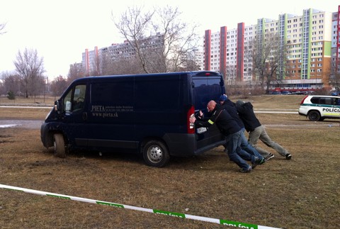 Bratislava_zapadnuté pohrebné auto_prepad banky_samovražda