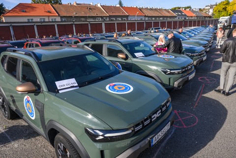 Zamestnancom odborov krízového riadenia okresných úradov odovzdali v Bratislave nové terénne vozidlá