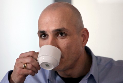 Dušan Cinkota pije kávu