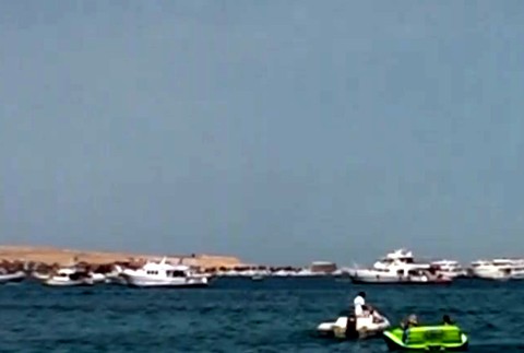 Slnko, more, pláž a robotníci so zbíjačkami. Pohodová dovolenka sa v okamihu zmenila