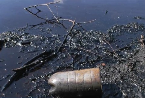 Obec na strednom Slovensku ohrozujú gudrónové jamy.