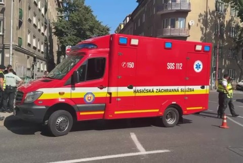 [multi] Policajné auto nabúralo do stlpa 2587