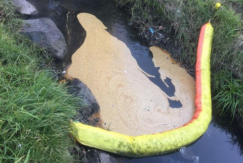 Rieka nabrala krvavo červenú farbu 