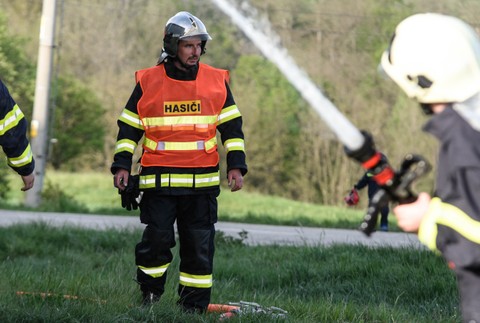 FOTO: Desiatky hasičov zasahovali v obci na západe Slovenska. Celookresné cvičenie preverilo ich zručnosti