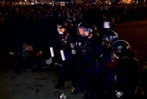 V uliciach Budapešti to vrie. Pred budovou parlamentu sa zišli tisíce ľudí