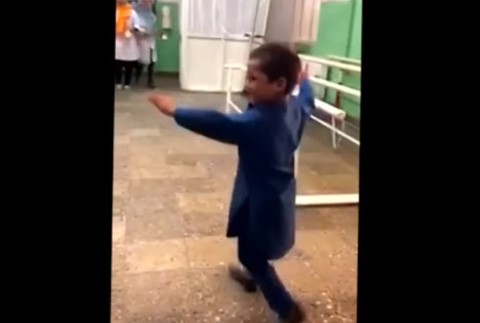 VIDEO: Päťročný chlapec dostal protézu na nohu. Jeho reakcia dojíma celý svet