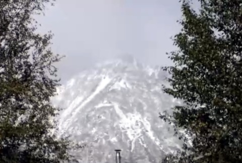 Napadol prvý sneh. Sypači si nepamätajú takú skorú nádielku