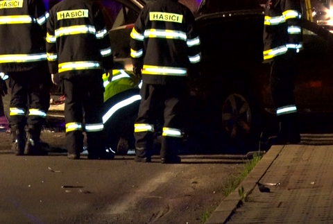 Čelná zrážka osobného auta a dodávky