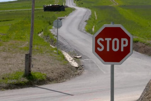 Deviatak na štvorkolke vybehol na hlavnú cestu, kde sa zrazil s autom