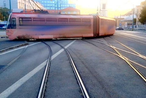 Vykoľajená električka skomplikovala situáciu v Bratislave. Dôvody nehody sú kuriózne