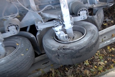 Vážna dopravná nehoda. Kamión zostal prevrátený v jarku len pár metrov od domu