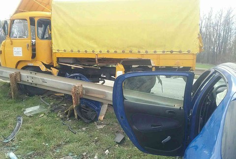 Päť zranených pri dopravnej nehode. Zrazili sa osobné a nákladné vozidlo