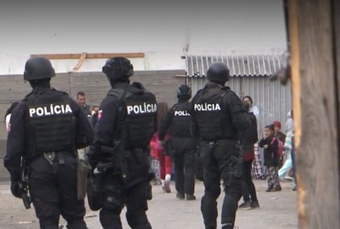 Policajná razia v osade