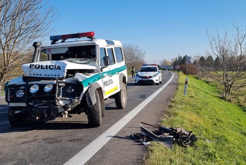 Čelná zrážka dodávky s policajtmi