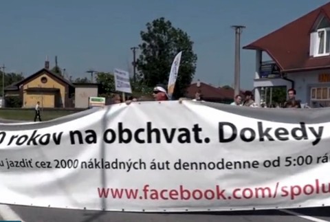 Obyvatelia obce protestne zablokovali cestu. Nevedia sa dostať na druhú stranu pre hustú premávku