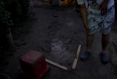 [multi] Ozbrojená skupina mužov vtrhla do domu a všetko demolovala. Jednu z domácich zranili sekerou 21