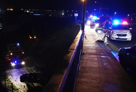 Muž (35) nedal na križovatke prednosť autu, po náraze vyletel z mosta