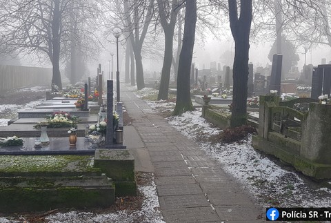 Z hrobov kradol medené vázy