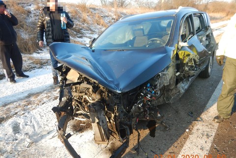 Čelná zrážka neďaleko Podkriváňa. Vodič prešiel do protismeru a zrazil sa s dvomi autami