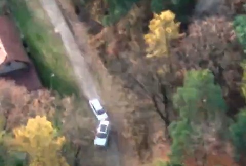 Policajti museli použit vozidlo.