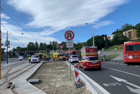 Nehoda MHD a dodávky na Karloveskej v Bratislave 