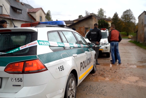 Popíjal s miestnymi, no domov sa už nevrátil. Záhadná smrť v uličke pri stanici prináša množstvo otáznikov