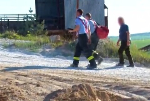 Psy mladej rodiny spadli do kameňolomu. Život im zachránili hasiči