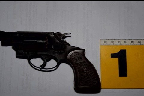 Policajti ukončili vyhrážky opitého muža. Manželka mala na obavy pádny dôvod